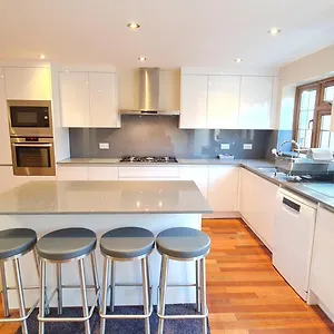 Luxury London House Sleeps X 16, Free Parking, Free Wifi, Garden Patio, Close To Tube Line Easy Access To London Ilford